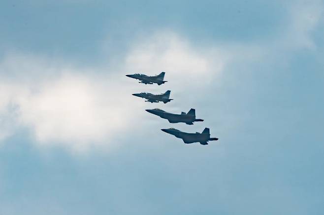 필리핀 공군 FA-50PH 경전투기 2대와 미 공군 F-22 랩터 2대가 지난 16일 필리핀 바사 공군기지 인근 상공에서 ‘코프 선더 26-1’ 훈련을 하며 편대비행하고 있다. 필리핀은 남중국해 긴장 속에 공군 전력 강화를 추진하고 있다. 미 공군 제공