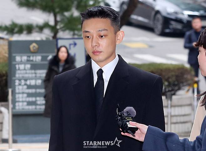 마약류 관리에 관한 법률 위반(향정) 등 혐의로 기소된 배우 유아인(본명 엄홍식)이 서울 서초구 중앙지법에서 열린 공판에 출석하고 있다.  2024.03.05 /사진=스타뉴스