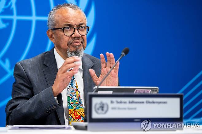 2일 스위스 제네바에서 테워드로스 아드하놈 거브러여수스 세계보건기구(WHO) 사무총장이 기자회견을 하고 있다.[AP=연합뉴스. 재판매 및 DB 금지]