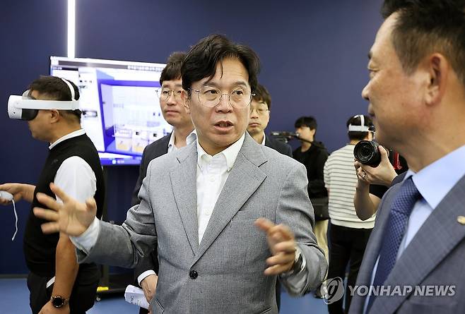 한국광기술원 방문한 김영훈 장관 (광주=연합뉴스) 조남수 기자 = 김영훈 고용노동부 장관이 2일 전남광주통합특별시 광산구 한국광기술원에서 전남광주 반도체 인력양성 간담회를 갖기에 앞서 현장 시찰하고 있다. 2026.7.2 iso64@yna.co.kr