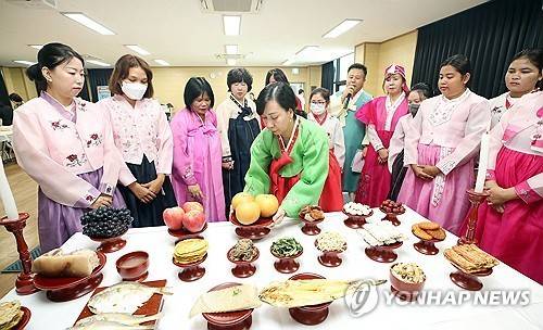 명절 예절 배우는 이주여성들 [연합뉴스 자료사진] ※ 기사와 직접적인 관련은 없음※