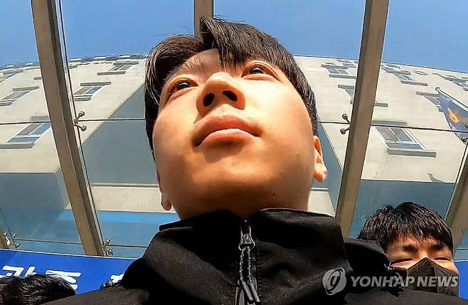 검찰 송치되는 '여고생 흉기 살인' 장윤기 (광주=연합뉴스) 살인·살인미수 혐의를 받는 장윤기(23) 씨가 14일 오전 광주 서부경찰서에서 검찰로 송치되고 있다.
    경찰은 광주 광산구 월계동 한 보행로에서 귀가 중이던 여고생을 흉기로 여러 차례 찔러 살해하고, 남고생에게 흉기를 휘두른 혐의를 받는 장씨의 신상 정보를 국민의 알권리 등을 고려해 이날부터 한 달간 공개하기로 결정했다. 2026.5.14 [독자 제공. 재판매 및 DB 금지] daum@yna.co.kr