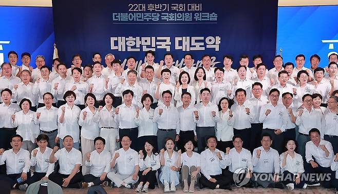 민주당 국회의원 워크숍 기념 촬영 (서울=연합뉴스) 신현우 기자 = 3일 서울 용산구 한 호텔에서 열린 더불어민주당 국회의원 워크숍에서 민주당 한병도 대표 직무대행 겸 원내대표, 한성숙 국무총리 등 참석자들이 기념 촬영하고 있다. 2026.7.3 nowwego@yna.co.kr
