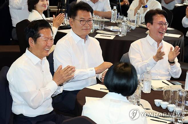 손뼉 치는 정청래·김민석·송영길 (서울=연합뉴스) 이동해 기자 = 더불어민주당 정청래 전 대표(왼쪽부터)와 송영길 의원, 김민석 전 국무총리가 3일 서울 용산구 한 호텔에서 열린 더불어민주당 국회의원 워크숍에 참석해 손뼉 치고 있다. 2026.7.3 eastsea@yna.co.kr