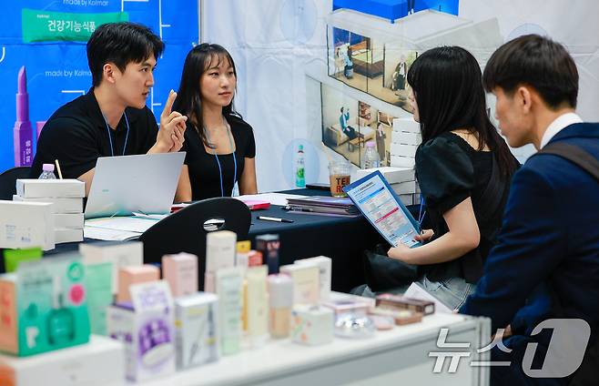 1일 서울 강남구 코엑스에서 열린 2026 글로벌 탤런트 페어 한국콜마 부스를 찾은 구직자들이 채용상담을 받고 있다. 2026.6.1 ⓒ 뉴스1 안은나 기자