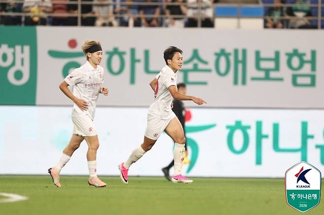부천 안태현(오른쪽)이 4일 대전전에서 동점골을 넣고 환호하고 있다. 사진 | 한국프로축구연맹
