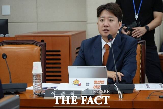 6·3 지방선거 투표용지 부족 사태 국정조사 특별위원회가 여야 공방으로 흐르는 분위기 속에서 이준석 개혁신당 의원의 존재감이 부각되고 있다. 사진은 이 의원이 지난달 18일 국조특위에서 질의하는 모습. /이준석 의원실 제공