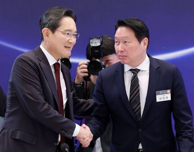 이재용 삼성전자 회장과 최태원 SK그룹 회장이 지난달 29일 청와대에서 이재명 대통령 주재로 열린 3대 메가프로젝트 국민보고회에서 악수하고 있다. 연합뉴스