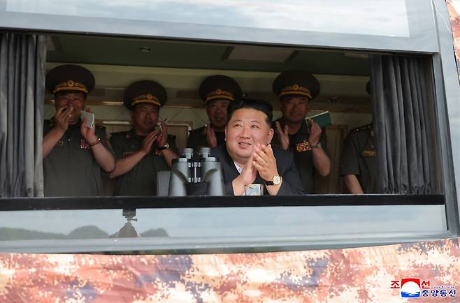 김정은 북한 국무위원장이 6.25 76주년 기념일에 '국방과학연구기관들에서 조직한 중요 무기시험을 참관했다'고 조선중앙통신이 26일 보도했다. 이날 우리 수도권의 군사기지와 주요 기반시설을 목표로 명시한 전술탄도미사일 등의 시험 발사가 이뤄졌다./조선중앙통신