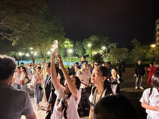 지난달 28일 다낭 영화제 개막식에서 방문객들이 한국 배우를 보기 위해 기다리는 모습. /안준현 특파원