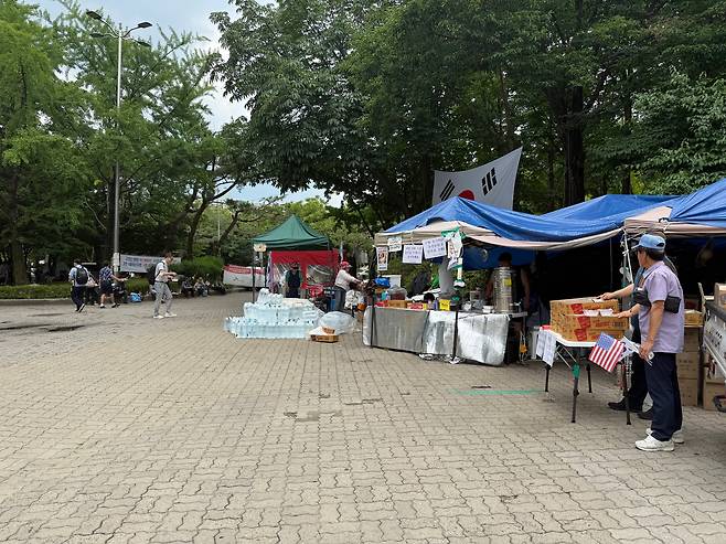 지난 3일 서울 송파구 잠실 올림픽공원 일대에서 시위 참가자들이 물과 음식을 나눠주고 있다. /현정민 기자