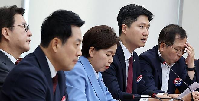 국민의힘 우재준 청년최고위원이 29일 국회에서 열린 최고위원회의에서 장동혁 대표 사퇴 촉구 발언을 하고 있다. 발언 듣는 장동혁(왼쪽) 대표. 연합뉴스