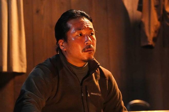 일본 영화 '고백'(2025) 속 양익준 감독. 연출과 연기를 겸하며 활발히 활동하고 있다.