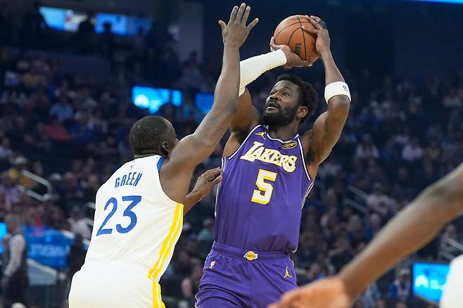 <yonhap photo-3947=""> Los Angeles Lakers center Deandre Ayton (5) shoots against Golden State Warriors forward Draymond Green (23) during the first half of an NBA basketball game in San Francisco, Thursday, April 9, 2026. (AP Photo/Jeff Chiu)/2026-04-10 11:45:56/ <저작권자 ⓒ 1980~2026 ㈜연합뉴스. 무단 전재 재배포 금지, AI 학습 및 활용 금지></yonhap>