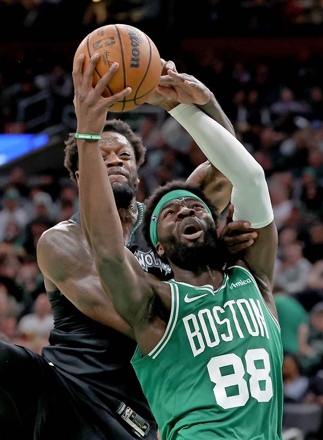 <yonhap photo-3578=""> Boston Celtics center Neemias Queta (88) grabs a rebound in front of Minnesota Timberwolves forward Julius Randle, back, during the first half of an NBA basketball game, Sunday, March 22, 2026, in Boston. (AP Photo/Mark Stockwell)/2026-03-23 10:37:44/ <저작권자 ⓒ 1980~2026 ㈜연합뉴스. 무단 전재 재배포 금지, AI 학습 및 활용 금지></yonhap>
