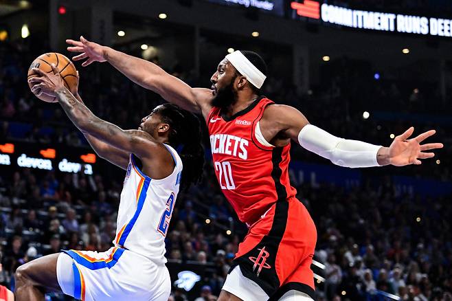 <yonhap photo-4616=""> Oklahoma City Thunder guard Cason Wallace (22) shoots against Houston Rockets guard Josh Okogie (20) during the first half of an NBA basketball game Saturday, Feb. 7, 2026, in Oklahoma City. (AP Photo/Gerald Leong)/2026-02-08 13:39:07/ <저작권자 ⓒ 1980~2026 ㈜연합뉴스. 무단 전재 재배포 금지, AI 학습 및 활용 금지></yonhap>