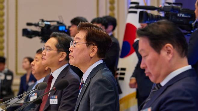 이재명 대통령과 주요 그룹 총수들이 지난달 29일 청와대 영빈관에서 열린 대한민국 대도약 3대 메가프로젝트 국민보고회에 참석하고 있다. (청와대)