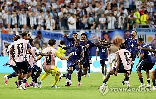 ▲ 아르헨티나와의 경기에서 2-2 동점 만드는 시드니 로페스 카브랄의 골에 기뻐하는 카보베르데 선수들 [로이터=연합뉴스]