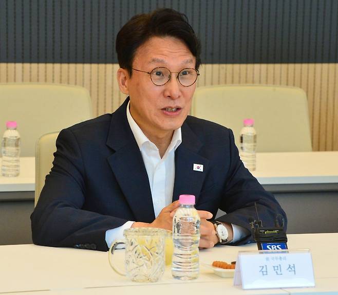 김민석 전 국무총리가 2일 오후 충북 SK하이닉스 청주4캠퍼스 수펙스센터를 방문해 모두발언하고 있다. 뉴시스
