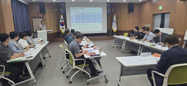 지난달 한국농어촌공사 경기지역본부 평택지사는 수질환경보전회 구성과 운영 방식을 설명하는 회의를 진행했다. 사진은 회의에 참가한 공사 관계자들. 한국농어촌공사 경기지역본부 제공