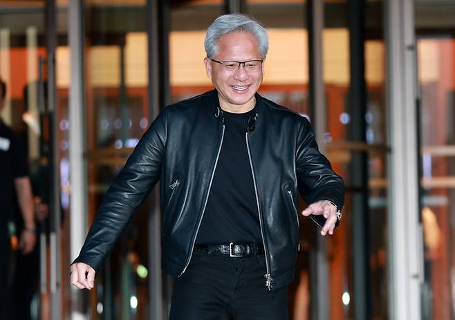 젠슨 황 엔비디아 최고경영자(CEO)가 지난달 8일 서울 중구 신라호텔에서 열린 ‘코리아 AI 에코시스템 리셉션’을 마친 뒤 브리핑을 하기 위해 나오고 있다. [공동취재]