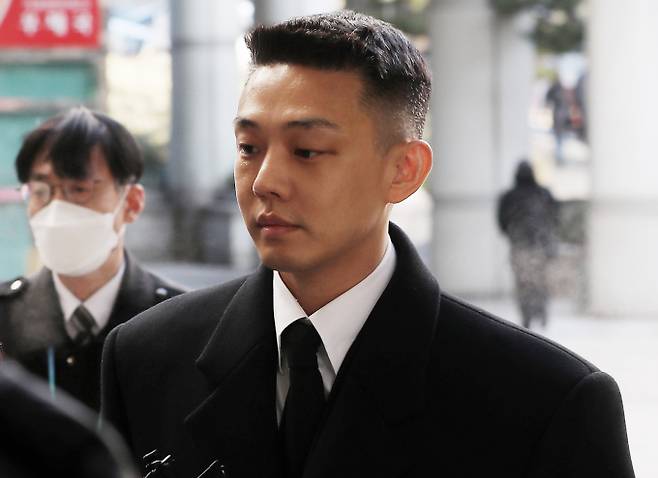 마약류 관리에 관한 법률 위반(향정) 등 혐의로 기소된 배우 유아인(본명 엄홍식)이 22일 오전 서울 서초구 중앙지법에서 열린  공판에 출석하고 있다. /사진=머니투데