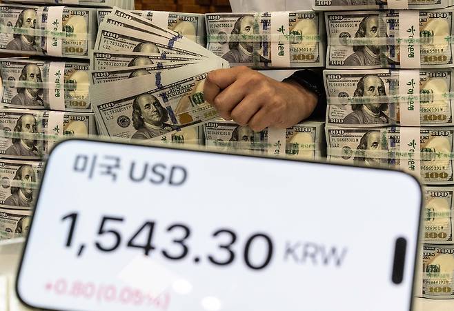 3일 오전 서울 중구 서울 중구 명동 하나은행 위변조대응센터에서 직원이 달러를 정리하고 있다. 윤창빈 기자