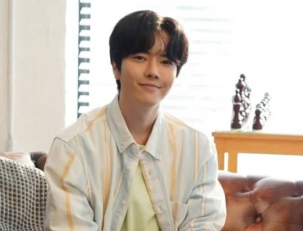 As the SBS drama Manager Kim gains immense popularity—surpassing an 18% viewership rating after just three episodes—past allegations linking writer Park Tae-jun, who served as the executive producer of the original webtoon, to the right-wing online community Ilbe are once again sparking controversy. Because the drama shares the same universe as Park Tae-juns works, this controversy is now affecting the series itself.Recently, the YouTube channel Yeouido-yeop Munlae-dong revisited allegations that certain scenes in Park Tae-juns webtoon Looks-First Society caricatured former President Roh Moo-hyun. In the past, claims circulated online that the time setting 5 minutes 23 seconds and the phrase Rock Owling in the webtoon carried derogatory meanings toward the late president.Whenever these allegations surfaced in the past, Park Tae-jun has categorically denied them, stating that he had absolutely no intention of insulting the late president and that the controversies were baseless. However, as the drama Director Kim has surged in popularity and recorded high viewership ratings, the past actions of Park, who serves as the dramas executive producer, are once again drawing attention.The drama Director Kim follows a former special agent as he struggles to rescue his kidnapped daughter, and it is currently performing well, recording the highest viewership ratings among this years SBS dramas. Regardless of the dramas commercial success, attention is focused on how past controversies involving the original author might affect the shows image.