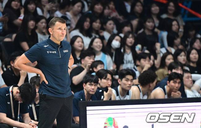 [OSEN=고양, 최규한 기자] 3일 오후 경기도 고양 소노 아레나에서 ’2027 FIBA 카타르 농구월드컵’ 아시아 예선 1라운드 5차전 대한민국과 대만의 경기가 열렸다.한국은 이날 연장 승부 끝에 80-82로 대만에 경기를 내줬다.연장전, 한국 니콜라스 마줄스 감독이 생각에 잠겨있다. 2026.07.03 / dreamer@osen.co.kr