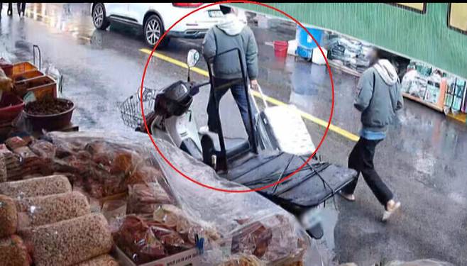 경찰이 확보한 사건 당시 폐쇄회로(CC)TV 영상 캡처 화면. 범행 직후로 추정되는 시각, 오토바이에 캐리어를 싣고 이동하는 인물의 모습이 담겨 있다. 대구경찰청 제공