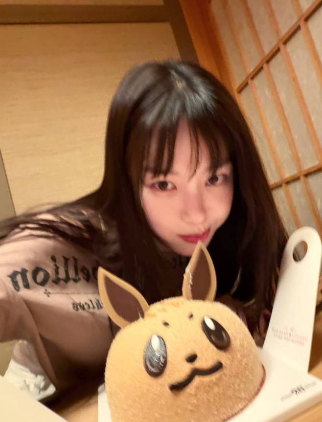Actress Lee Yu-bi posted several photos of her daily life on her social media, showcasing her doll-like beauty and adorable charm. In the photos, Lee Yu-bi shared candid moments from her everyday life, such as striking a pose to form a heart shape and posing with a Pokémon-themed cake.She also shared photos of herself working out at the gym, revealing the beautiful appearance and figure she maintains through strict self-discipline. These glimpses into Lee Yu-bis life have drawn admiration from many netizens and are garnering significant attention.