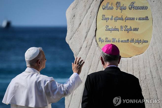 프란치스코 교황 추모비 [AFP=연합뉴스 자료사진. 재판매 및 DB 금지]