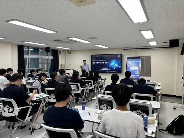 시흥 정왕고는 한국공학대학교와 함께 전문가를 초빙해 정보계열 전공 및 진로탐색 프로그램을 진행한다. 사진은 지능형로봇 혁신융합대학 사업단 강의 모습. /정왕고 제공