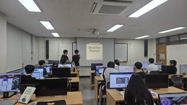 시흥 정왕고등학교는 다양한 프로젝트 활동 체험도 지원하고 있다. 사진은 교육받은 내용을 발표하고 있는 학생들. /정왕고 제공