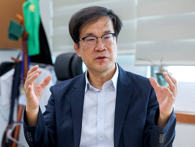 ▲ 김현삼 경기도미래세대재단 대표이사가 지난 5일 수원특례시 팔달구 경기도청 구청사 집무실에서 대표 사업과 정책에 대해 이야기를 하고 있다. /전광현 기자 maggie@incheonilbo.com