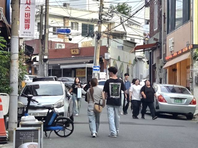 지난 2일 오후 6시쯤 대구 동구 신천4동 카페골목 일원은 저녁식사를 위해 친구 혹은 연인과 찾아온 사람들로 활기가 돌았다. 정은빈 기자