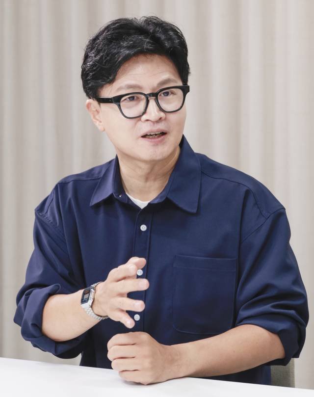 무소속 한동훈(부산 북갑) 의원이 지난 3일 <부산일보TV> ‘뉴스캐라’에 출연해 인터뷰를 했다. 정대현 기자 jhyun@