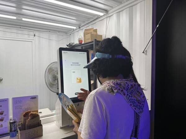 2026 대구치맥페스티벌에 마련된 교촌 메인부스에서 고객이 제품을 주문하고 있다.[출처=EBN]