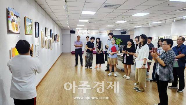 라이징 아티스트상을 수상한 김희망 작가는 작품을 통해 많은 사람들이 행복과 희망을 얻기 바란다며 작품을 소개했다.[사진=아주글로벌교류협회]