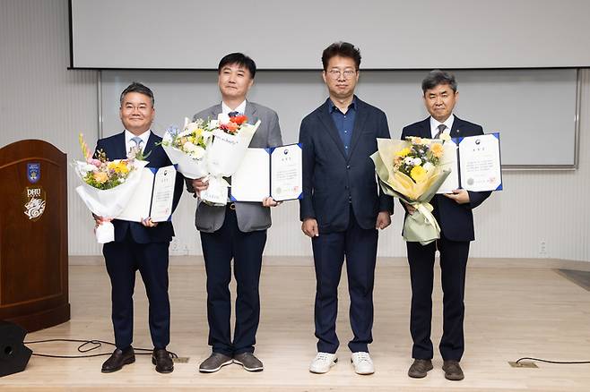 ▲한국수력원자력 관계자들이 국토교통부가 주관한 ʻ2026년 이전공공기관 지역발전 우수사례ʼ에 선정된 기념으로 사진을 촬영하고 있다. 사진=한국수력원자력
