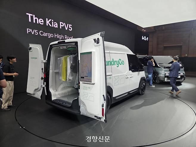 기아의 PV5 새 모델 ‘카고 하이루프’를 세탁 영업 차량으로 개조한 모습. 박홍두 기자