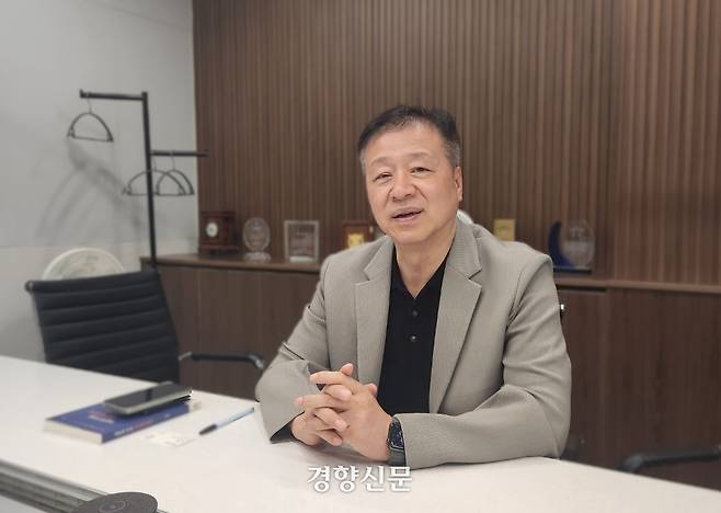 김주영 변호사가 지난 1일 서울 서초동 자신의 사무실에서 경향신문과 인터뷰하고 있다. 박용필 기자
