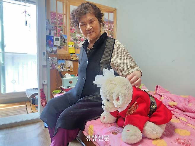 지난달 26일 전남 목포시 상동의 한 아파트에서 김윤희씨(82)가 증손주가 한복을 입은 AI 돌봄로봇을 쓰다듬고 있다. 고귀한 기자