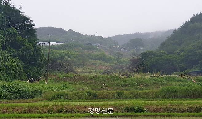 산사태 1년을 맞은 지난 1일 경남 산청군 생비량면 상능마을이 추가 붕괴 위험으로 봉쇄돼 있다. 김정훈 기자