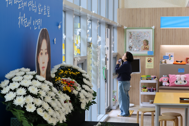 시민들이 지난달 9일 광주시 광산구 광주시교육청 시민협치진흥원에 마련된 피해자 추모 공간을 방문하고 있다. [연합뉴스]