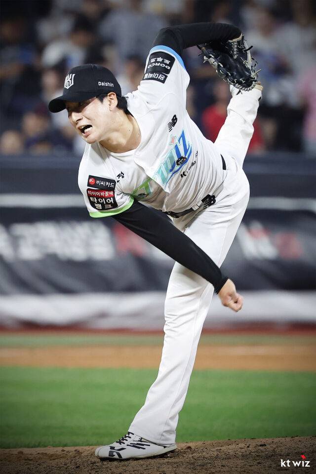 KT 위즈 투수 스기모토가 5일 열린 롯데 자이언츠와 홈 경기에서 소속팀 세 번째 투수로 등판해 역투하고 있다./KT 위즈 제공