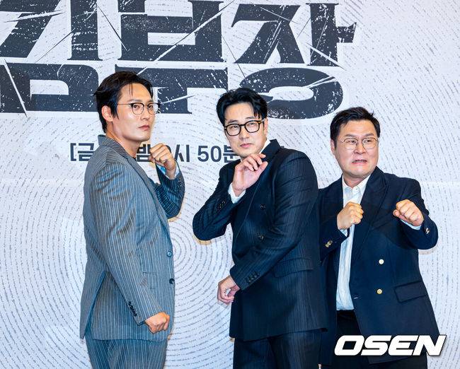 [OSEN=민경훈 기자] 25일 오후 서울 양천구 목동 SBS 방송센터 SBS홀에서 SBS 새 금토드라마 '김부장' 제작발표회가 열렸다.오는 26일 첫 방송 되는 ‘김부장’은 세상 가장 평범한 아빠가 하나뿐인 딸을 되찾기 위해 세상에서 가장 위험한 남자가 돼 싸우는 복수 액션극이다. 소지섭, 최대훈, 윤경호, 손나은, 김성규 등 화려한 출연진으로 관심을 모으고 있다.배우 최대훈, 소지섭, 윤경호가 포즈를 취하고 있다. 2026.06.25 / rumi@osen.co.kr