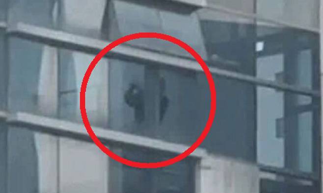 대구 중구 선거관리위원회 건물에서 선관위 직원으로 추정되는 인물이 골프 스윙 연습을 하고 있다. 사회관계망서비스(SNS) 캡처