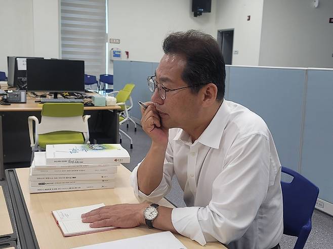 손훈모 순천시장. 손 시장이 자신의 정치적 입지를 키워준 ‘쓰레기 소각장’이 정치적 뇌관이 될 수 있다는 전망 속 해결책 마련에 대해 관심이 모아지고 있다. 손훈모 순천시장 페이스북 캡쳐