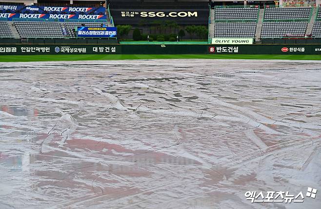 10일 오후 인천SSG랜더스필드에서 열리는 '2025 신한 SOL Bank KBO 포스트시즌' 삼성 라이온즈와 SSG 랜더스의 준플레이오프 2차전 경기, 비가 내리고 있는 가운데 그라운드에 방수포가 덮여져 있다. 엑스포츠뉴스 DB